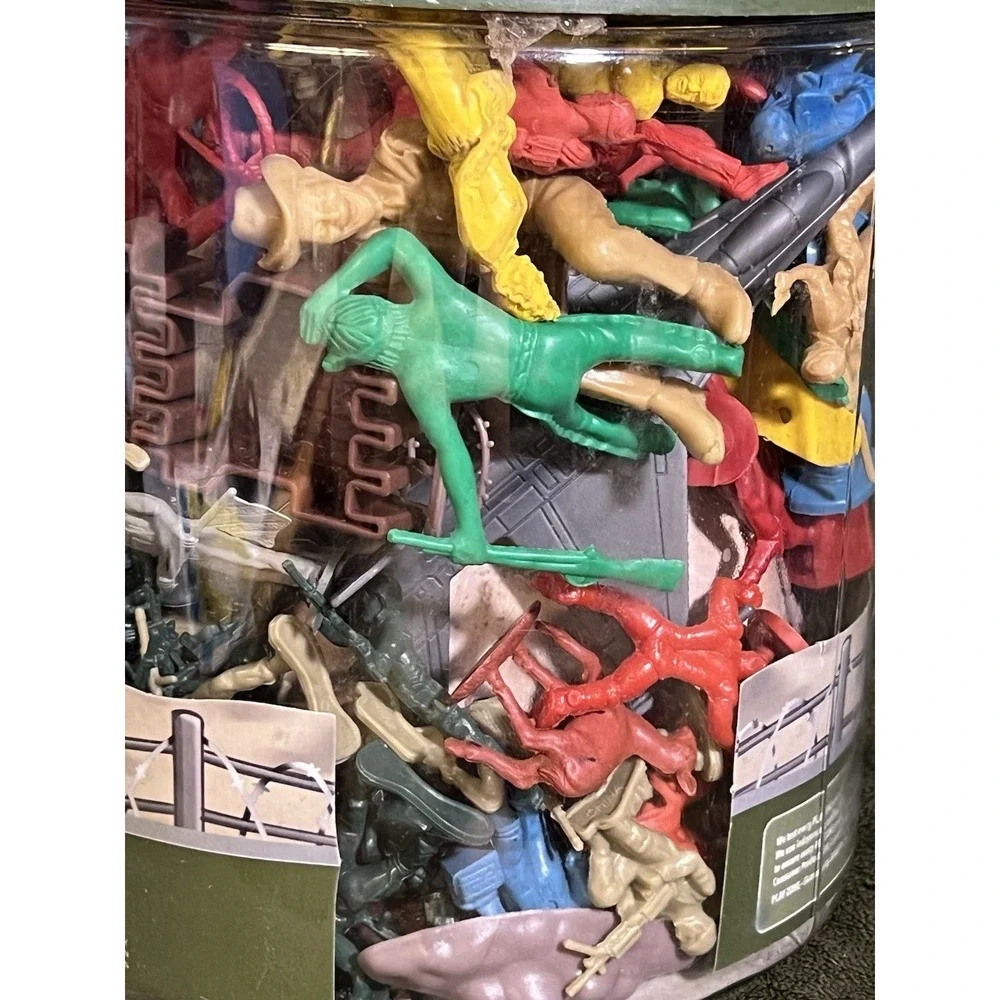 PLAY ZONE BUCKET SET 100 PIECES MILITARY TOYS (1896)‎